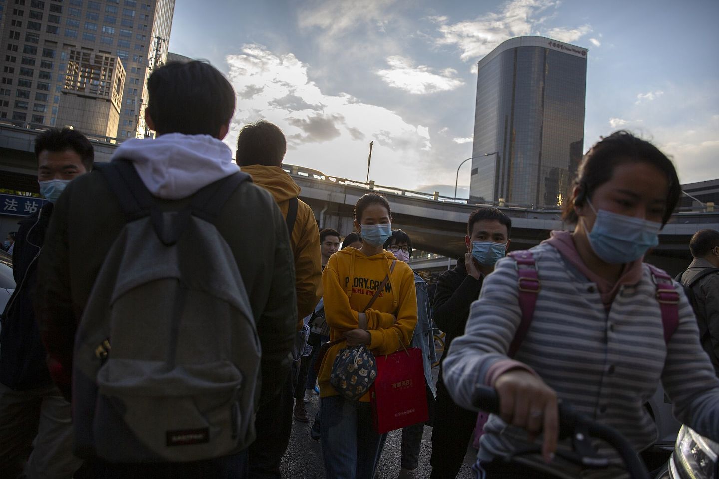 面对新冠肺炎疫情，中国方面一直强调“严防严控”，因此，人们戴口罩出行已成一种习惯。（AP）