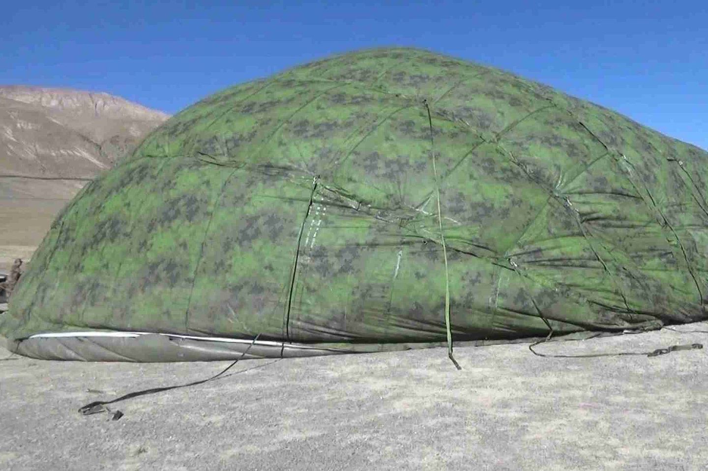 解放军新一代帐篷稳定性高、抗压性强、保暖度好。（微博@衝鋒号角）
