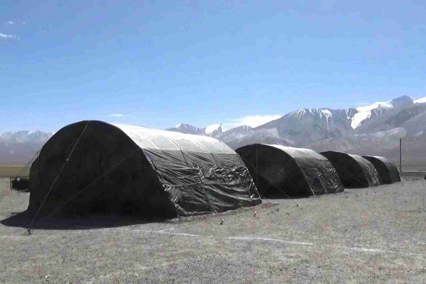 解放军新一代帐篷试装试用。（微博@衝鋒号角）