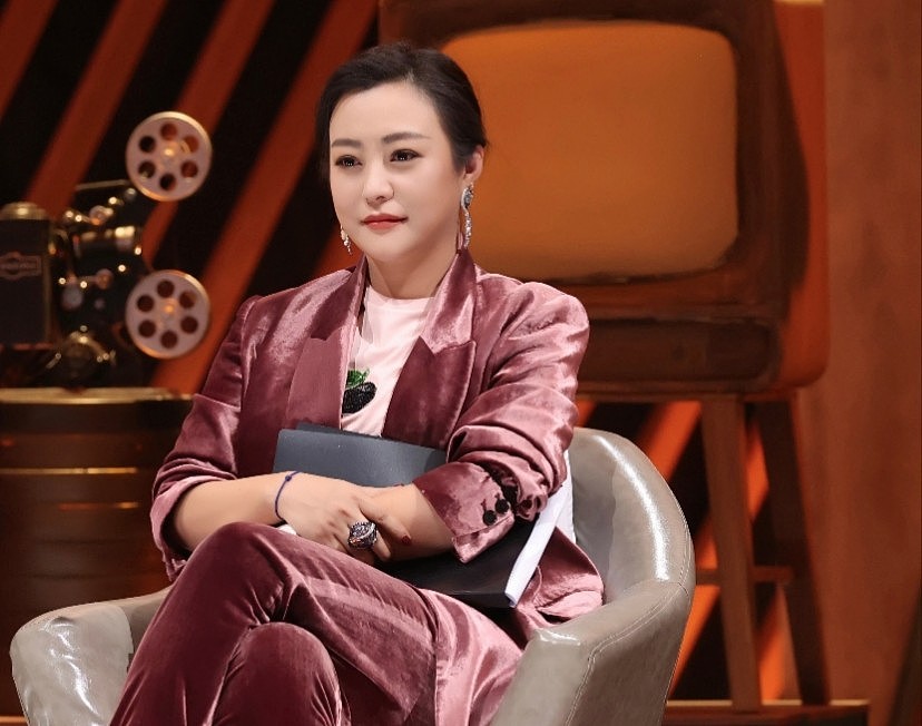 42岁女演员郝蕾谈娱乐圈挤破头现象：赚钱呗，就是为了名和利