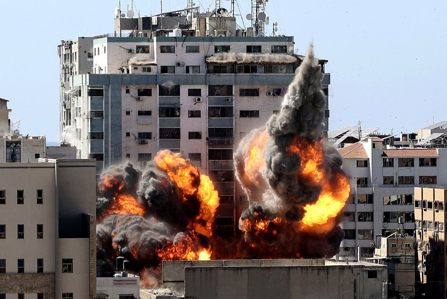以色列的打击十分精准。这是大楼被炸毁的瞬间。（AP）