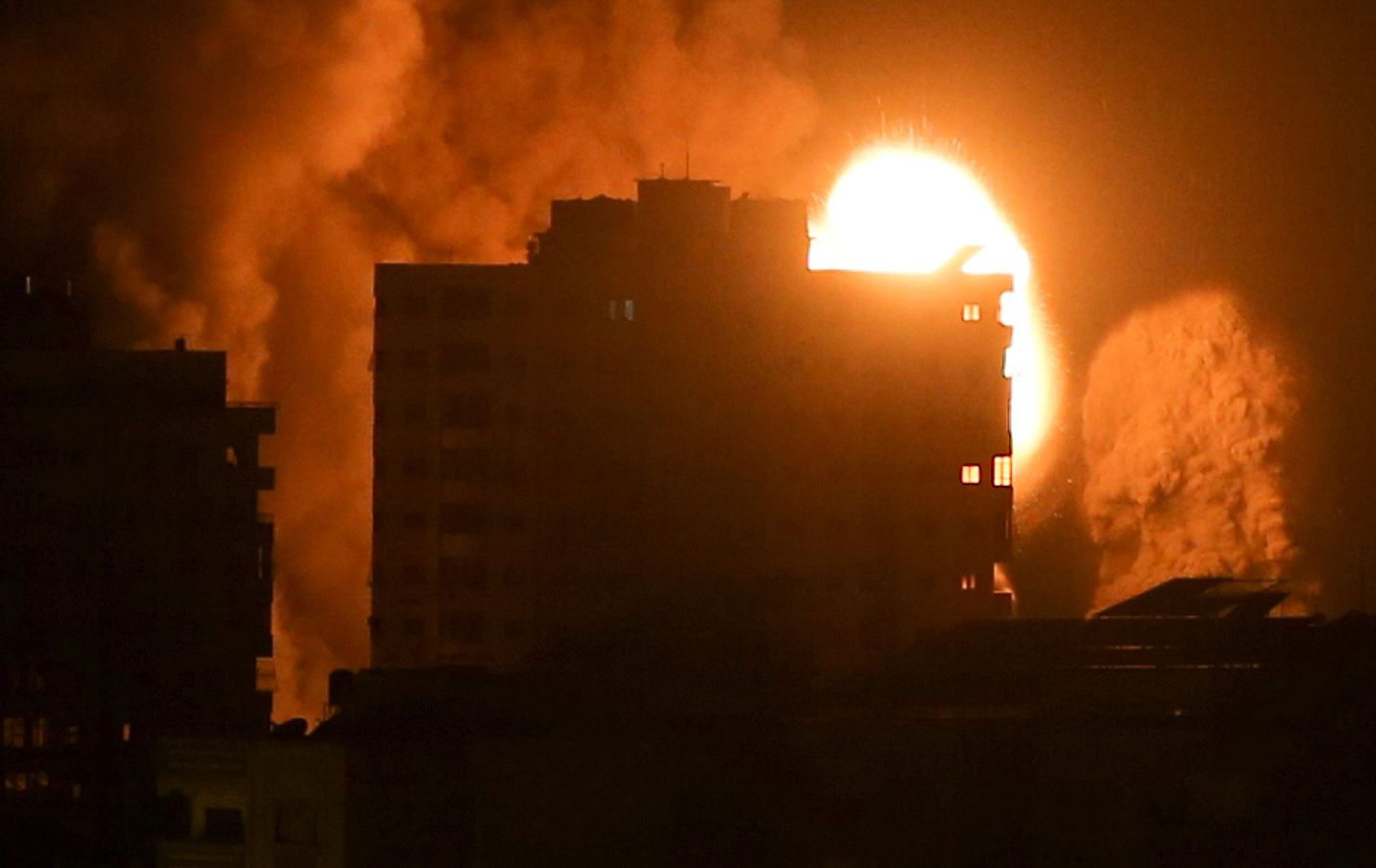 2021年5月17日，在以色列空袭中，加沙的一座建筑被炸毁。（Reuters）