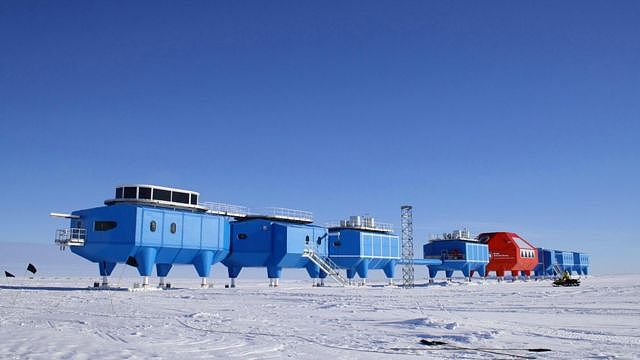英国设在布伦特冰架 （Brunt Ice Shelf）上的哈雷南极科学考察站（Halley Research Station）。