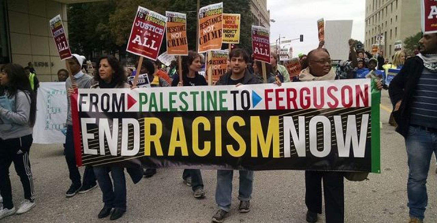 2014年非裔青年布朗在弗格森被白人警官无故枪毙后，有活动家开始将支持巴勒斯坦与少数族裔平权运动联系起来。（耶路撒冷基金会官网）