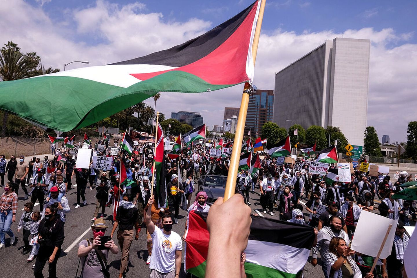美国洛杉矶数千民众5月16日上街声援巴勒斯坦。（美联社）