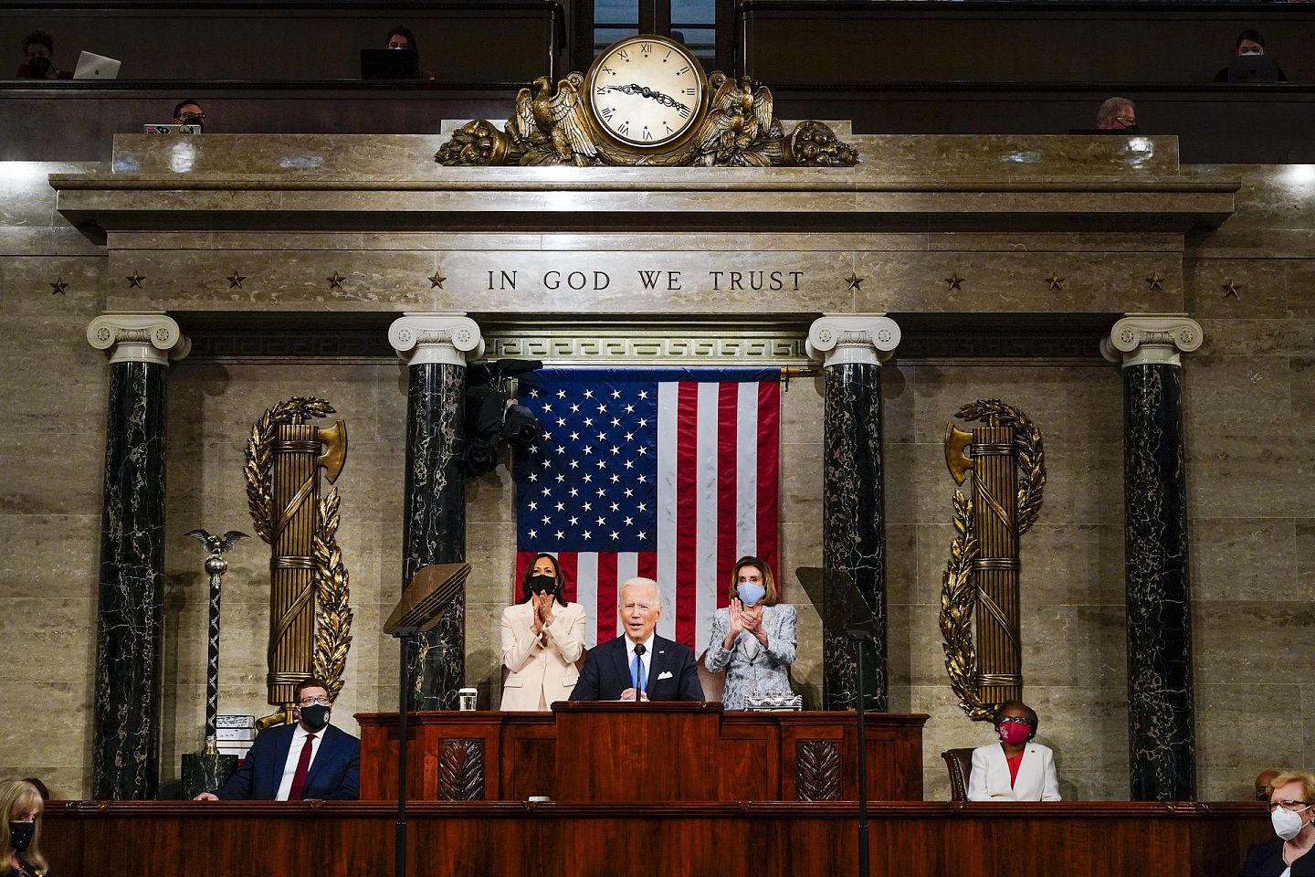 2021年4月28日，美国总统拜登（Joe Biden）发表国会联席演说，副总统贺锦丽（Kamala Harris）和众议员议长佩洛西站立鼓掌。（美联社）