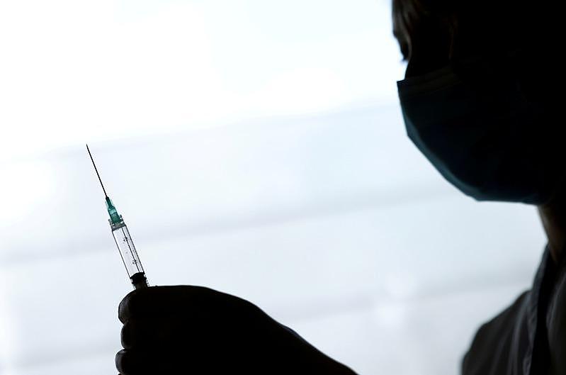 西班牙今天公布的初步研究结果显示，一项COVID-19疫苗混用研究发现，对已接种第一剂AZ疫苗的人士，再施打一剂辉瑞疫苗，不仅高度安全又有效。 路透