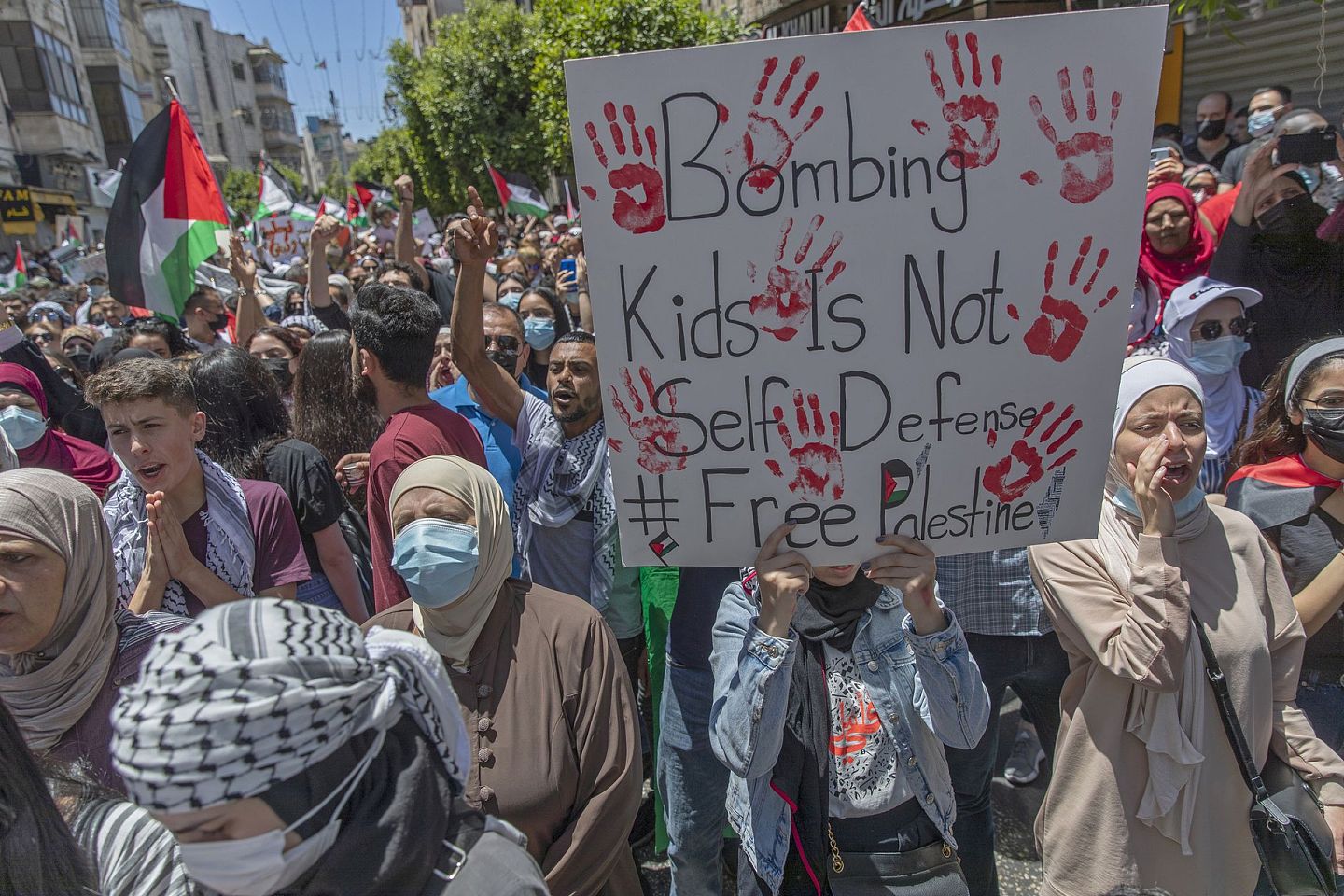 2021年5月18日，巴勒斯坦大批民众在西岸城市拉姆安拉（Ramallah）举行反以色列示威。（AP）