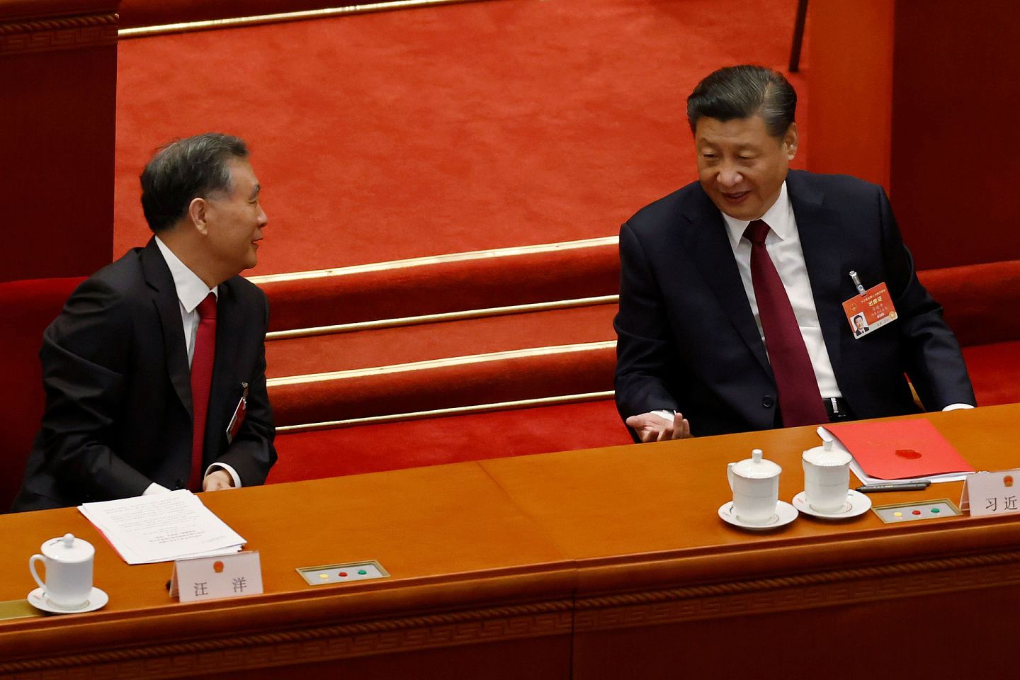 中国国家主席习近平和中国政协主席汪洋于2021年3月11日出席人大闭幕会议。（路透社）
