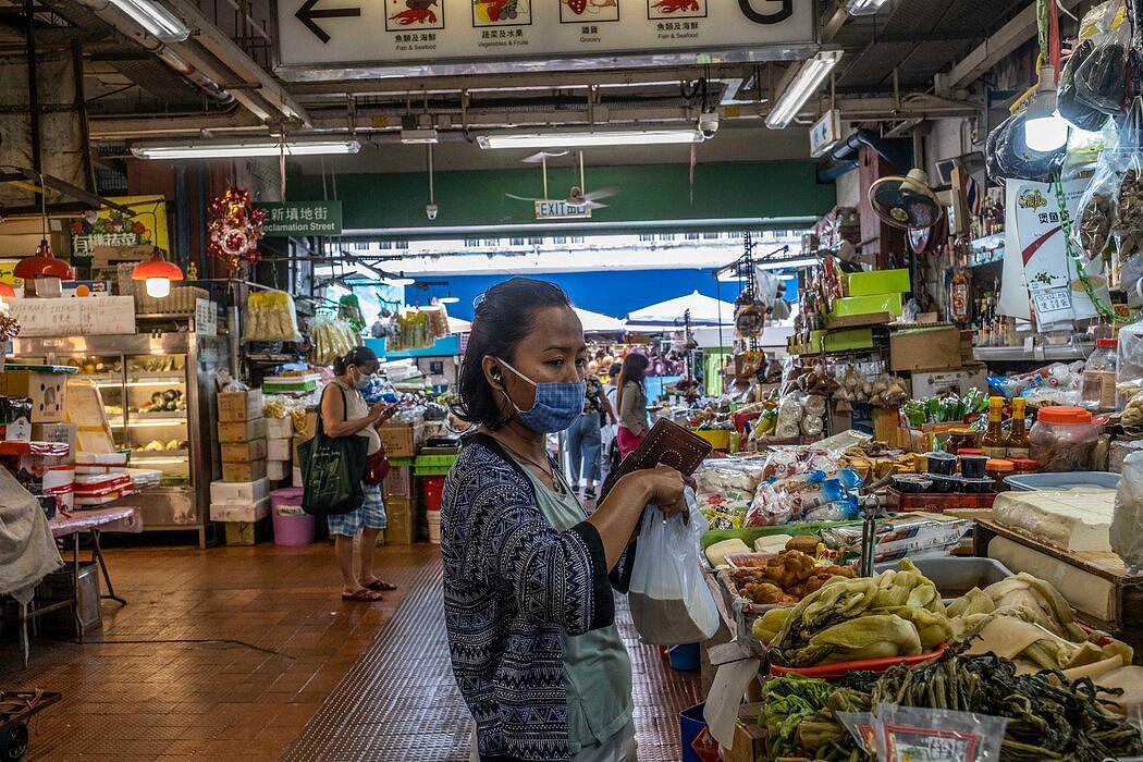 埃妮·莱斯塔丽在香港一个市场为她的雇主买东西。外佣的工作包括做饭、打扫卫生和照看人。