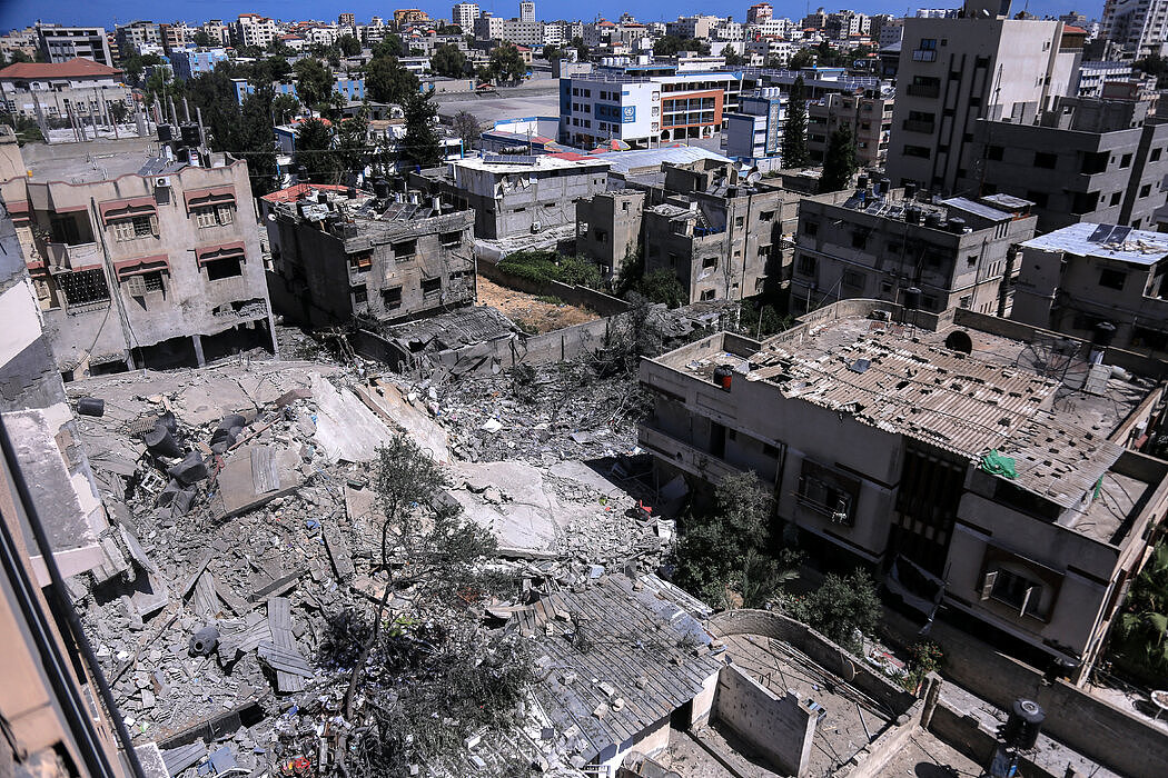 周二，加沙的一座居民楼在以色列空袭后被摧毁。