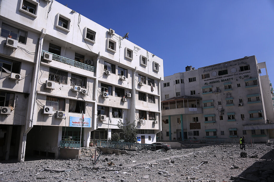 加沙市中心的利马尔诊所是加沙唯一的新冠病毒检测实验室，在周一的空袭中受损后基本关闭。