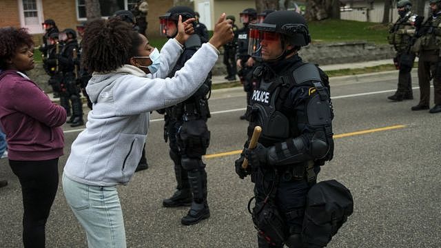 明尼苏达州抗议妇女面对警察