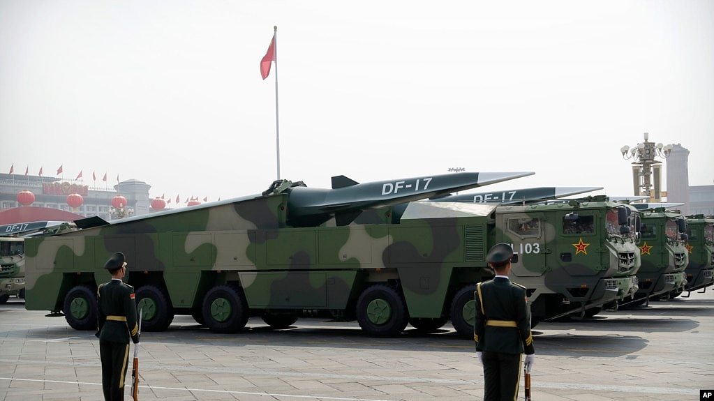 在北京举行的纪念中国共产党成立70周年的阅兵式上，运载DF-17弹道导弹的中国军车（2019年10月1日）。