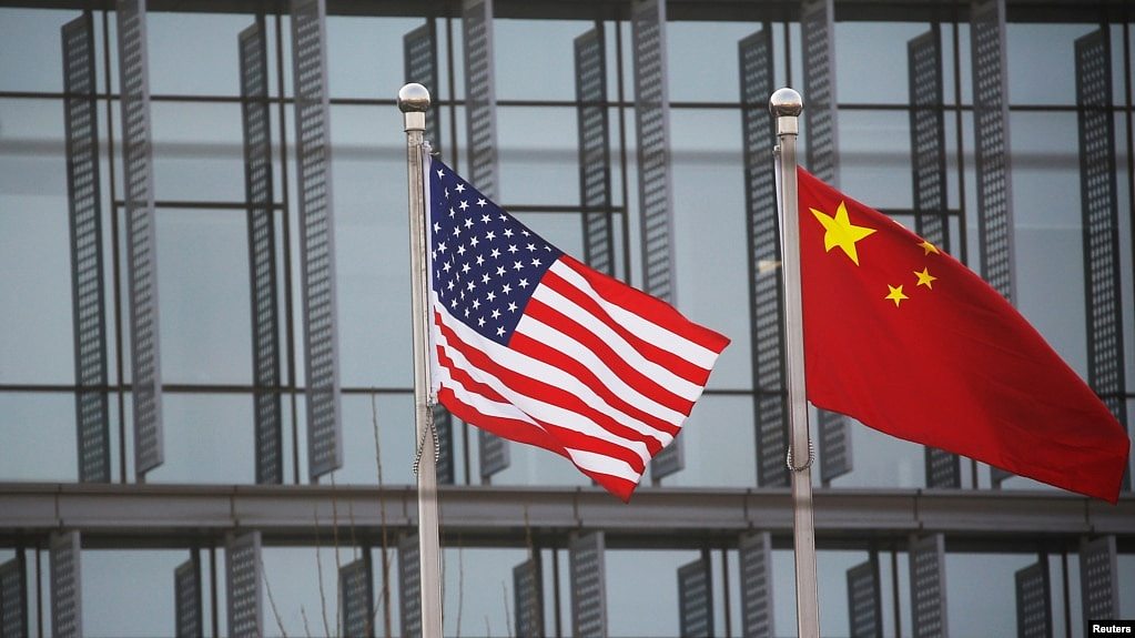 美中国旗在一家美国公司驻北京的办公楼外飘扬。（2021年1月21日）