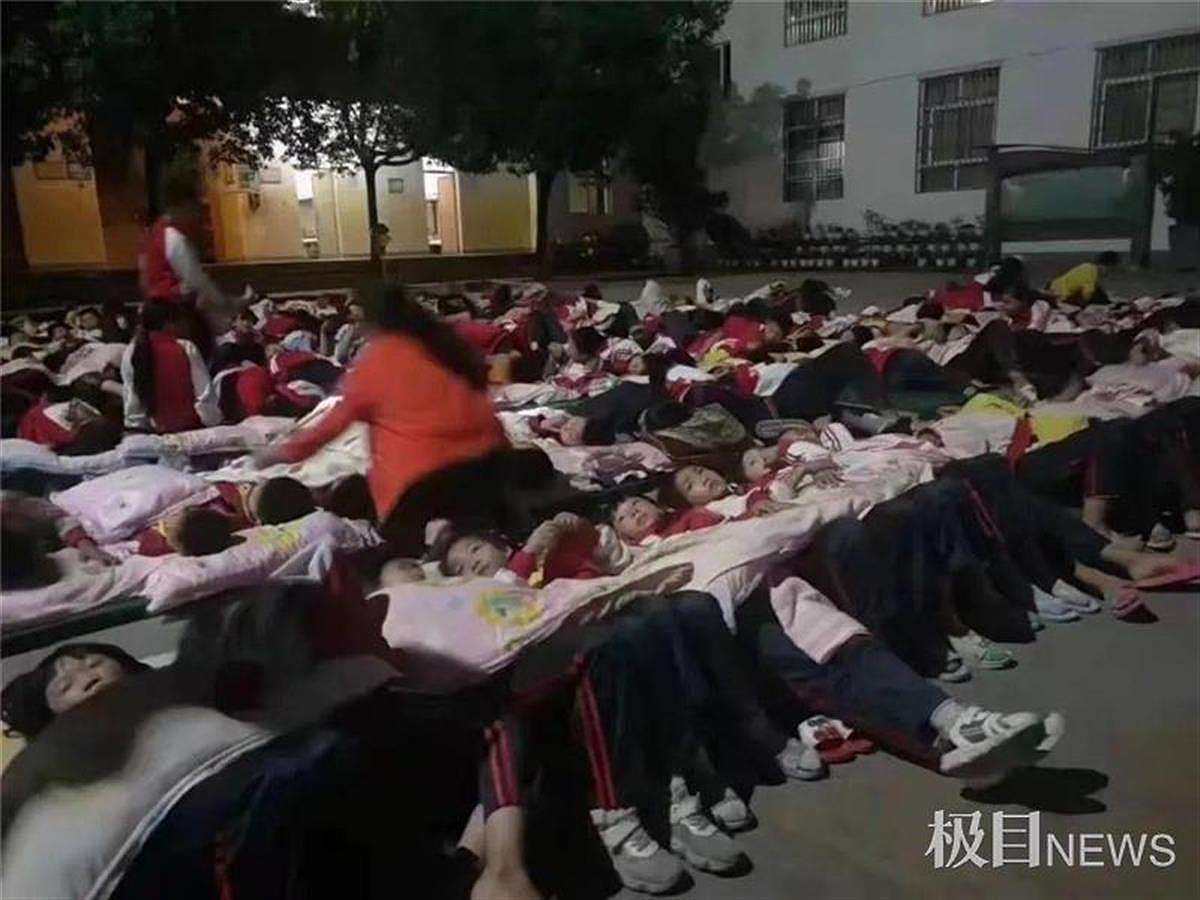 云南又发地震 1天震10次 老师守护学生操场过夜（组图） - 2