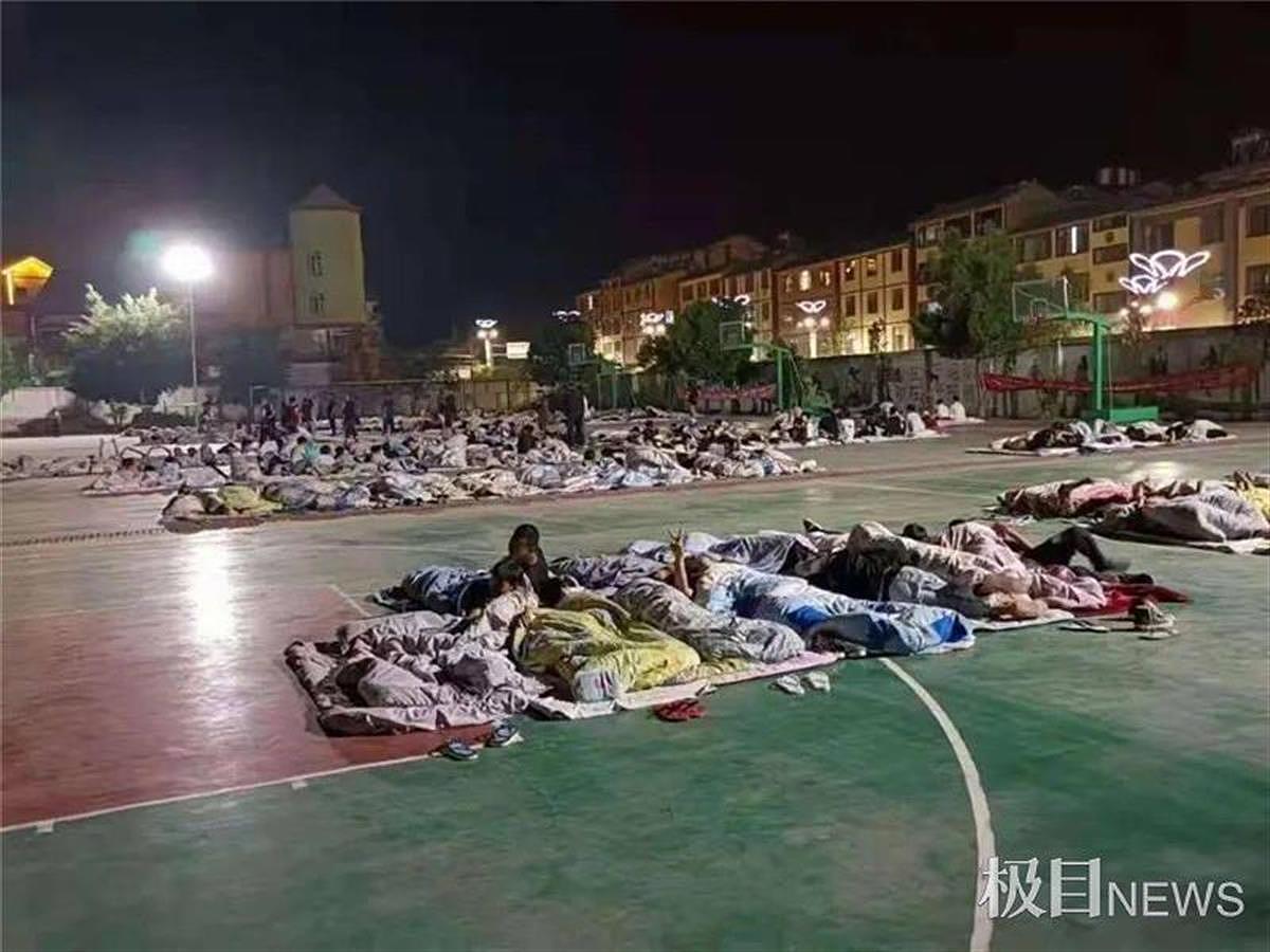 云南又发地震 1天震10次 老师守护学生操场过夜（组图） - 3