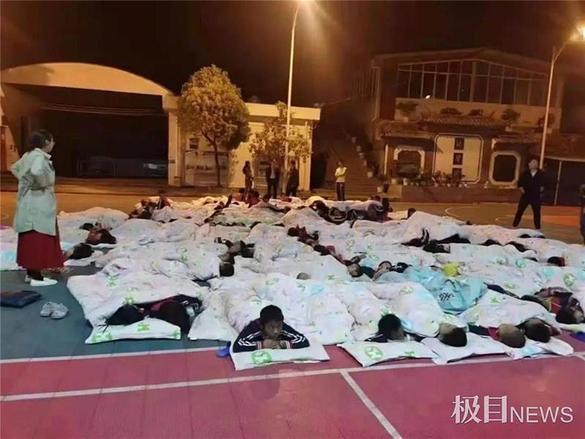 云南又发地震 1天震10次 老师守护学生操场过夜（组图） - 1