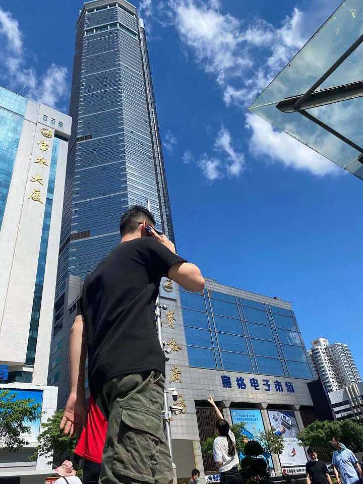 深圳赛格大厦摇晃，亲历者：有人从51楼跑下来，不敢再上班！网传通报称未安装阻尼器