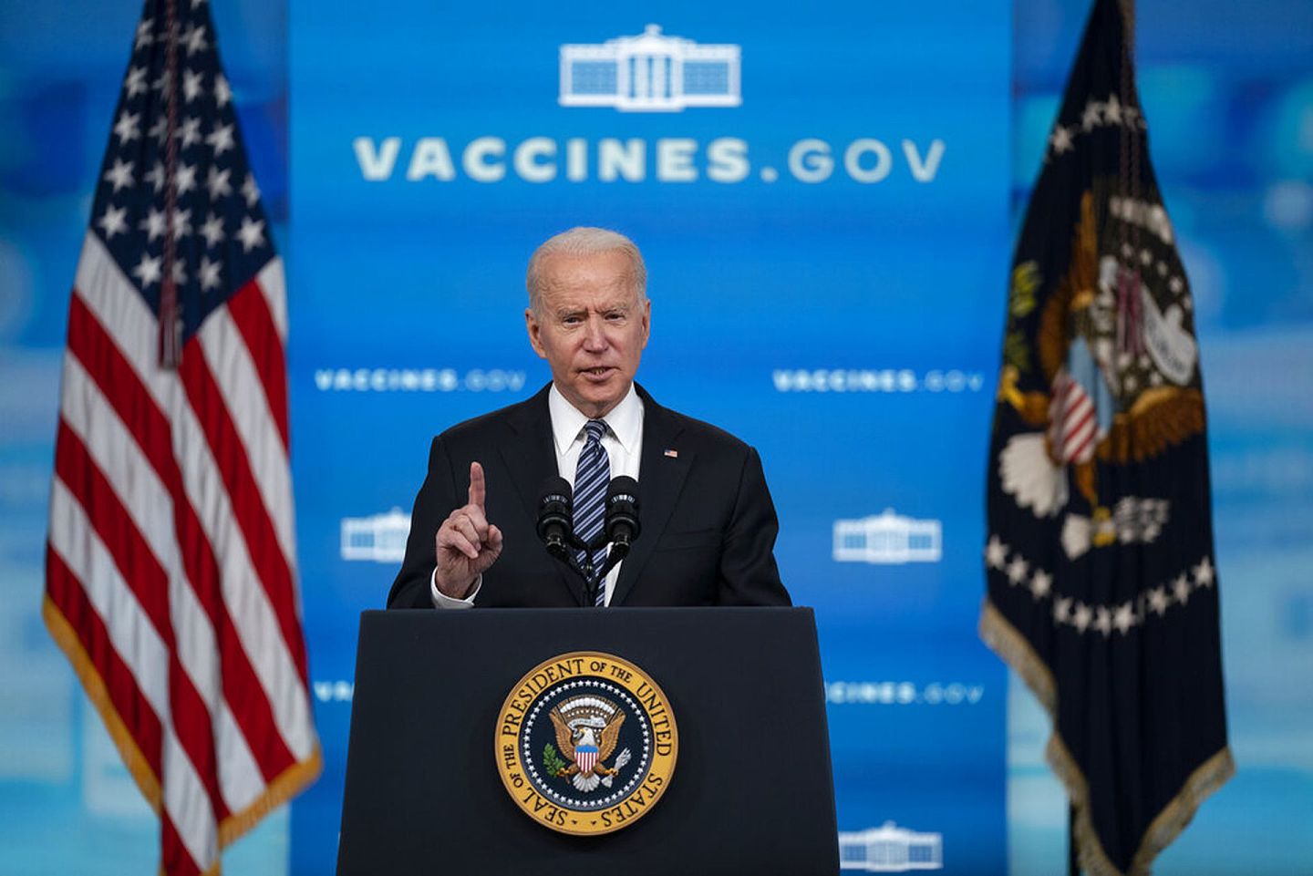 圖為2021年5月12日，美國總統拜登於白宮就新冠疫苗接種情況發表演說。（美聯社）