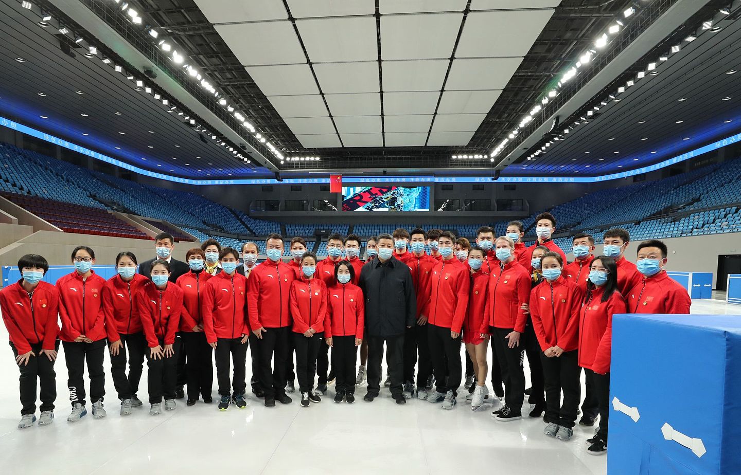 2021年1月18日，中国国家主席习近平在首都体育馆考察调研时同运动员、教练员合影留念。（新华社）