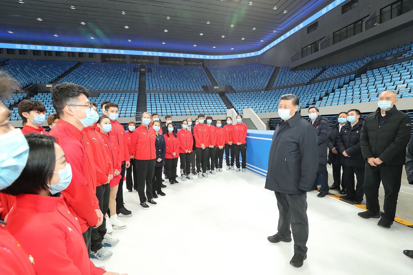 2021年1月18日，习近平在位于北京市海淀区的首都体育馆考察调研时，同运动员、教练员交流。（新华社）