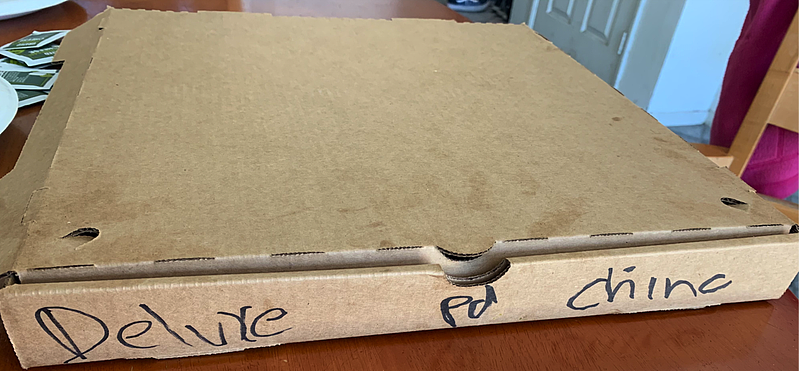 写着「Chinc」的披萨盒子。 （Linda提供）