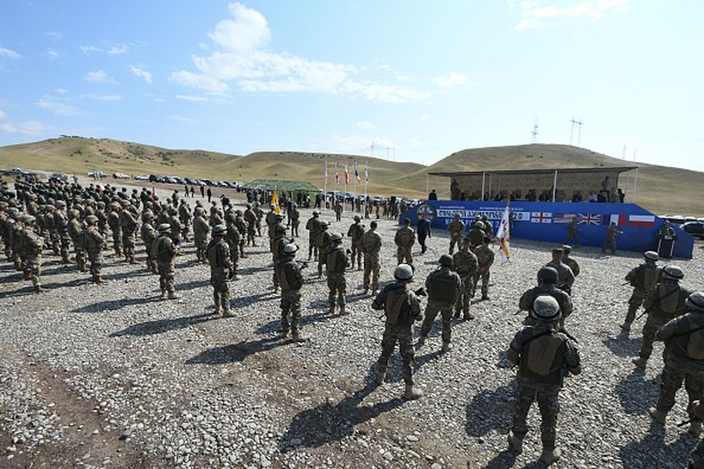 2020年9月18日，美国与格鲁吉亚军人在格鲁吉亚首都第比利斯附近的军营，参加双方联合军演的闭幕式。此前，有消息显示美国在当地的生化研究中心发生事故。（Getty）