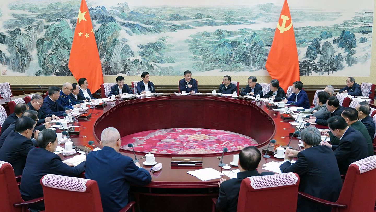 由25人组成的中共政治局，是中共最高权力中心，明年二十大将迎来不少新成员。（新华社）