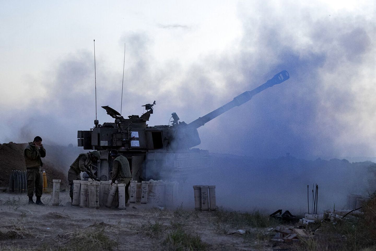 2021年5月19日，以色列炮兵部队向加沙地带的目标发射炮弹。(AP)