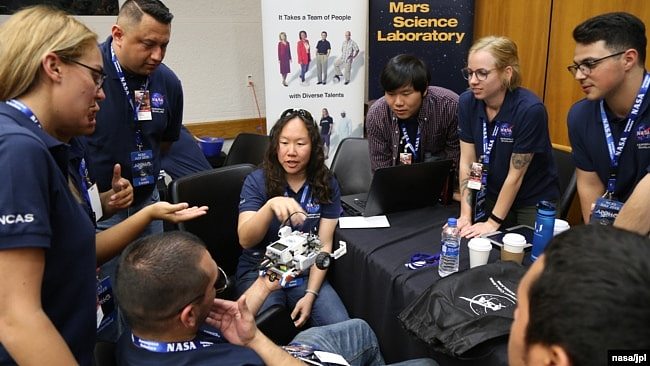 NASA华裔女科学家艾米·关（中间）在给来访者讲解。（Courtesy NASA/JPL-Caltech）