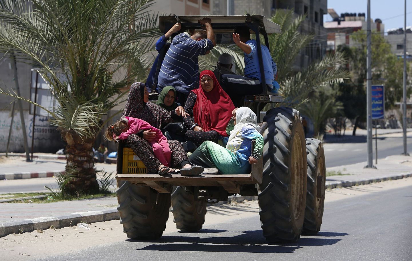 以巴冲突：图为2021年5月18日，一个巴勒斯坦家庭乘车离开加沙的家园。（AP）