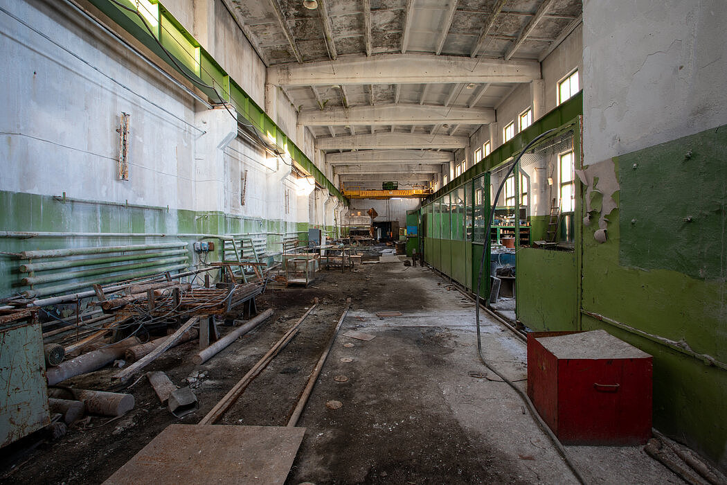皮拉米登化工厂落满灰尘的入口通道。
