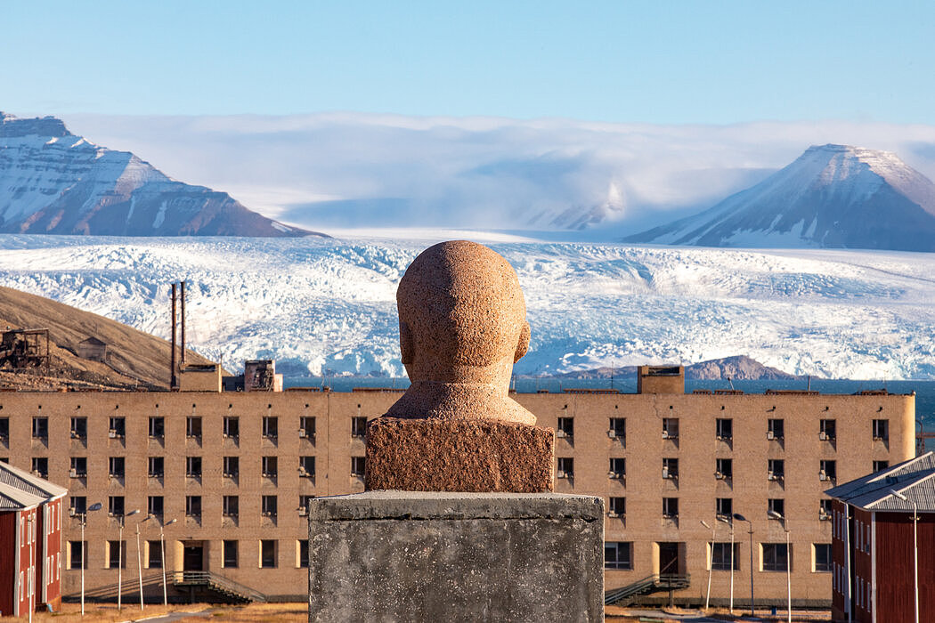 弗拉基米尔·列宁的头部雕塑朝着诺登舍尔德冰川的方向俯瞰着皮拉米登。
