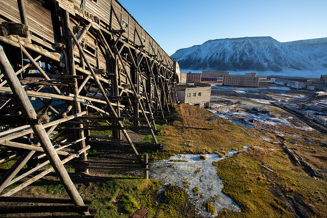 通往小镇的高架煤矿铁轨。