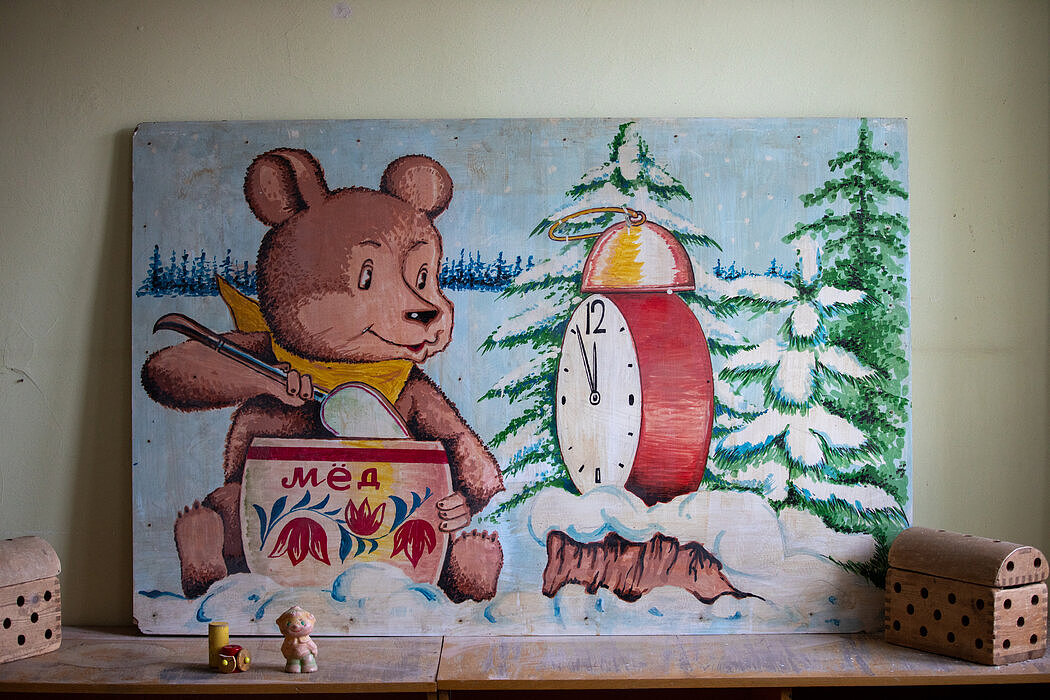 曾居住在皮拉米登的孩子们的玩具和绘画作品。