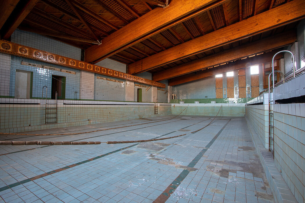 皮拉米登的温水游泳池曾经吸引了斯瓦尔巴最大定居点朗厄尔比的居民。