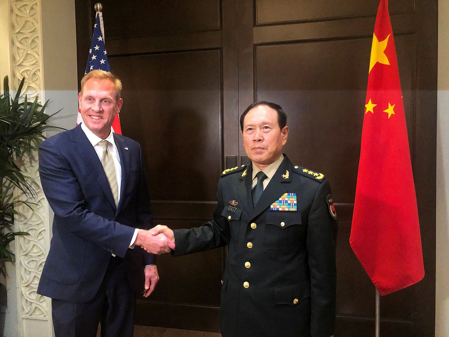2019年5月31日，中国国防部长魏凤和（右）与美国时任代理国防部长沙纳汉（Patrick Shanahan），在新加坡香格里拉对话会期间举行会晤。（Reuters）
