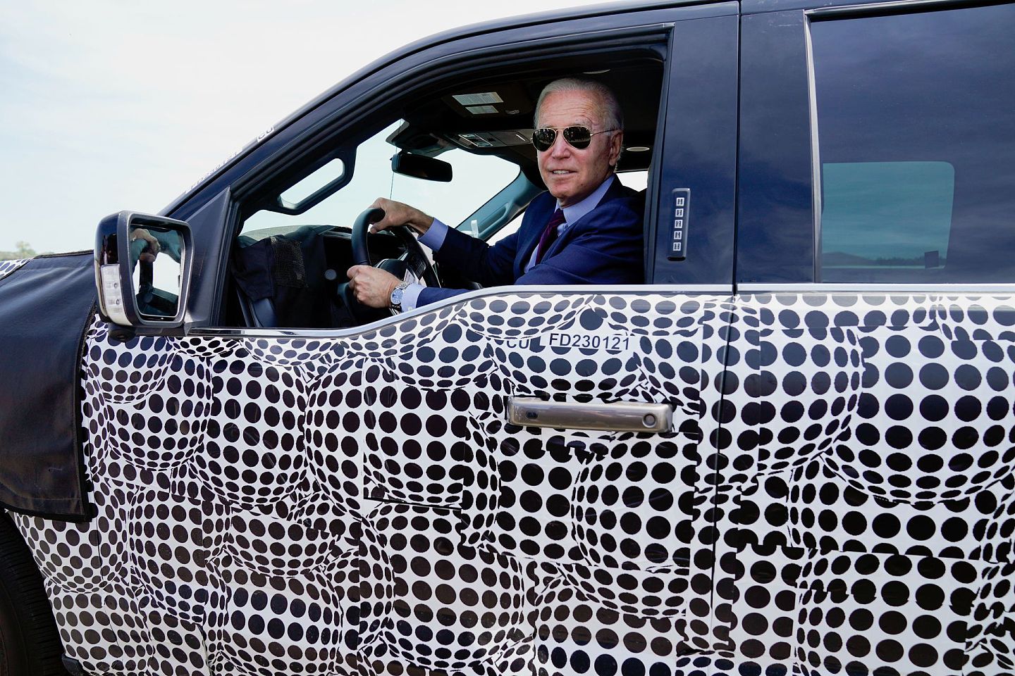 美国总统拜登于5月18日参观了位于密歇根州底特律的福特Rouge电动汽车中心，并兴致满满地试驾了新型全电动皮卡F-150“闪电”。（美联社）