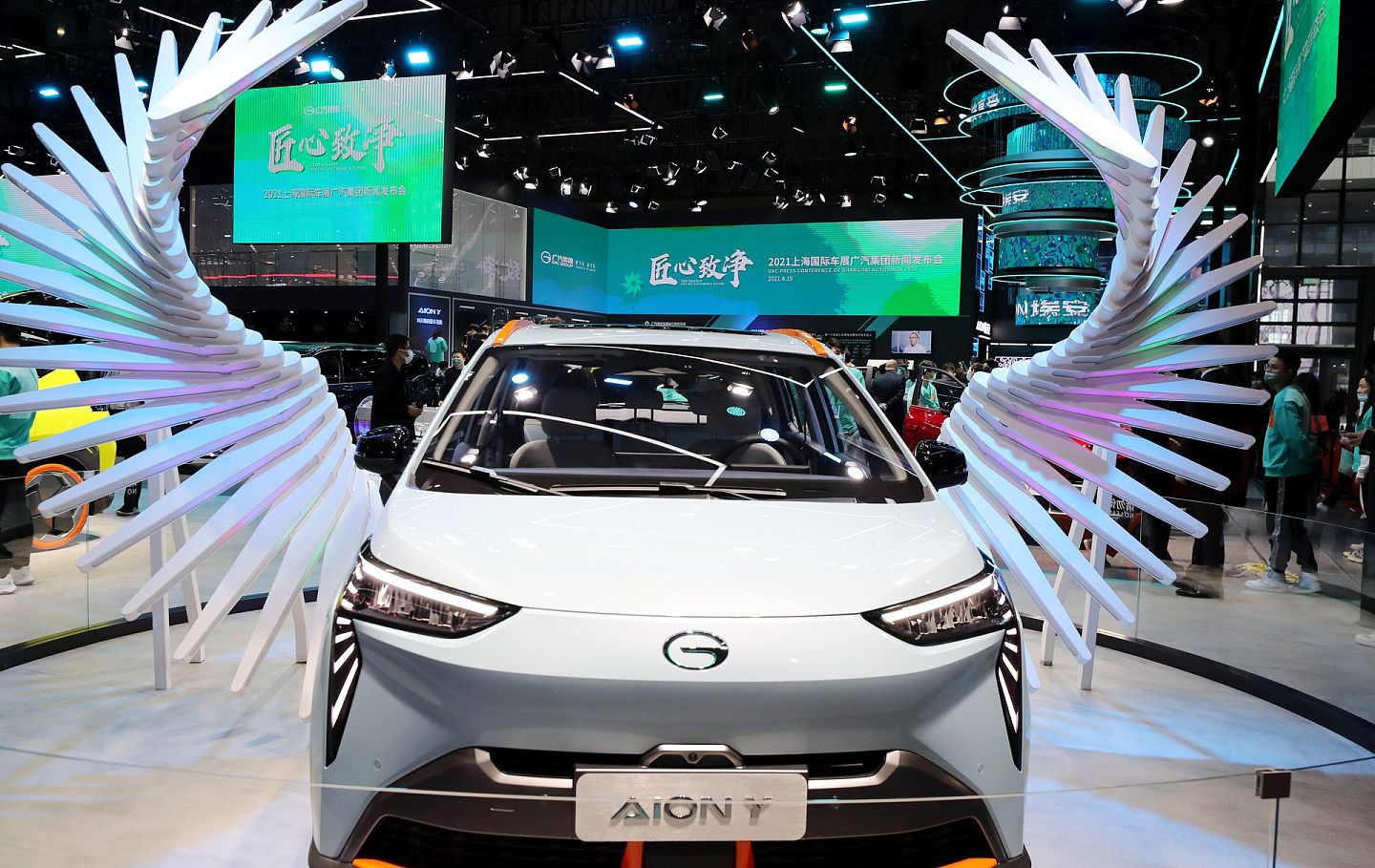 4月19日， 2021上海车展广汽传祺汽车公司展台上展出的埃安纯电动汽车。（新华社）