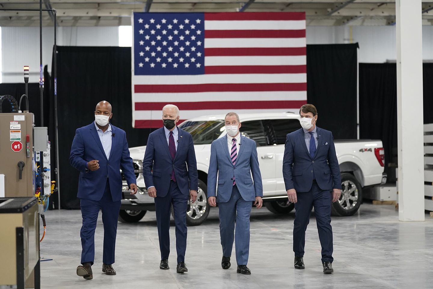 5月18日，美国总统拜登参观了福特Rouge电动汽车中心，从左起分别为：工厂经理科里·威廉姆斯、拜登、福特汽车公司执行董事长小威廉·比尔·福特和福特汽车公司首席执行官吉姆·法利。（美联社）
