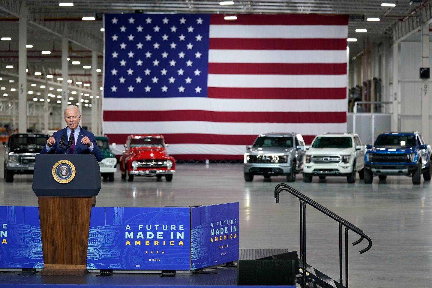 5月18日，美国总统拜登在密歇根州的福特Rouge电动汽车中心发表讲话。（美联社）