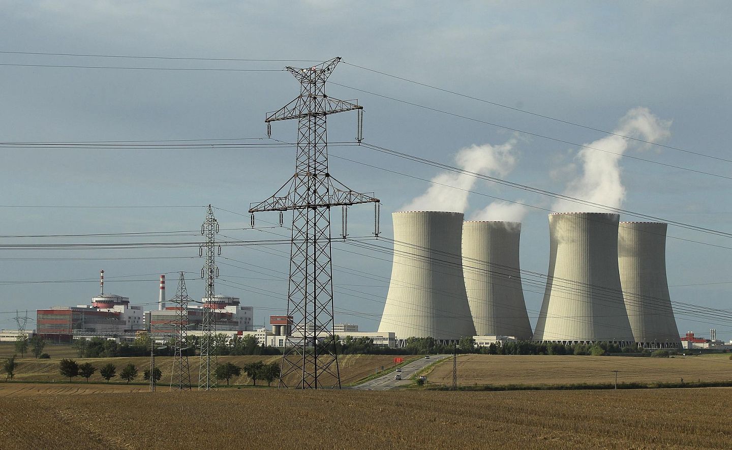 图为捷克泰梅林核电站，该核电站使用俄罗斯VVER型压水高能反应堆，该项目原计划在2011年后展开3、4号机组建设招标，但捷克方面因为福岛核电站事故之后的反核风潮，到2014年取消了计划，直到2020年末才恢复了招标方案。（Getty）