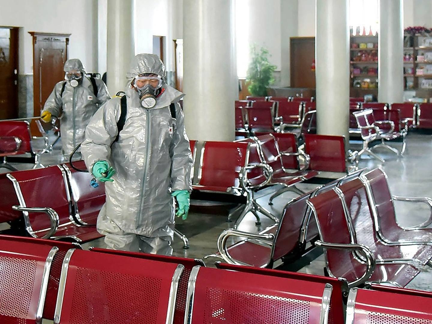 朝鲜政府于2020年2月15日发布的一张照片显示，身穿防护服的工作人员正在对一处公共设施进行消毒。（AP）