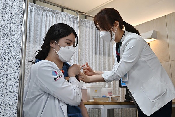 ▲▼南韩目前共有30人接种新冠疫苗后仍染疫。（图／路透社）