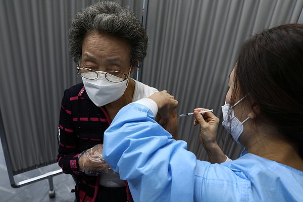 ▲▼受到新冠疫苗副作用、延迟供应等影响，南韩接种计画在执行速度上不如预期。（图／路透社）