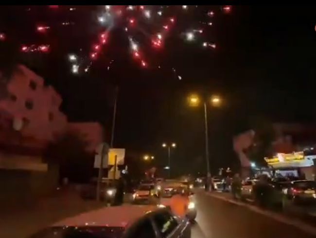 巴以停火协议生效，上千巴勒斯坦居民兴奋上街：燃放烟花，在废墟前比V（组图） - 4