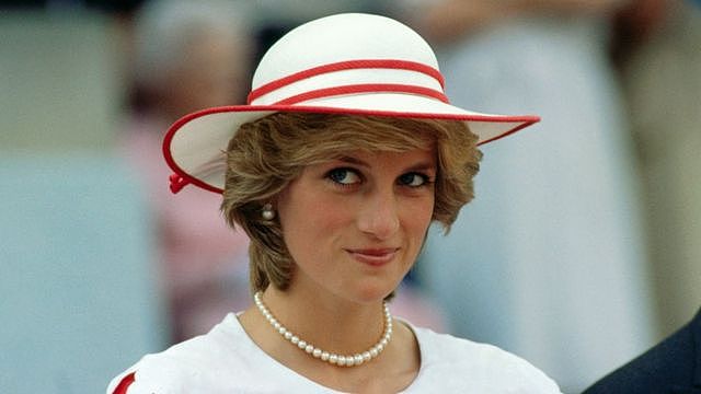 戴安娜巡访加拿大艾蒙顿时以白帽子打扮亮相（29/6/1983）