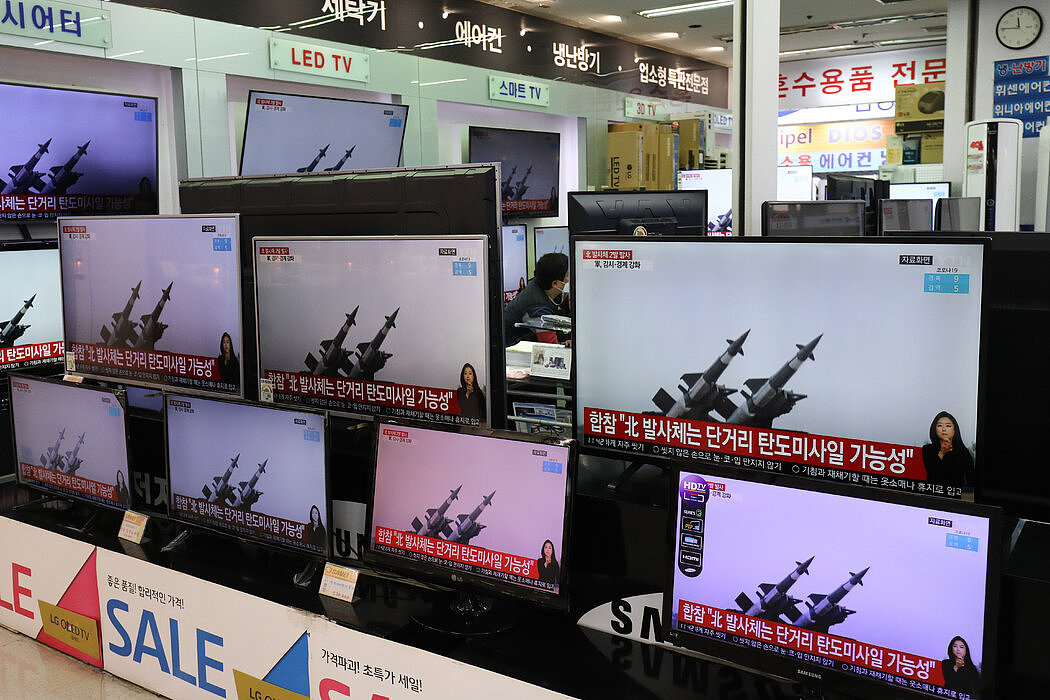 3月，首尔一家电器商店的电视屏幕中播放着朝鲜导弹的资料影像。