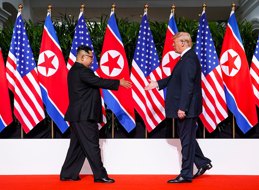 2018年，唐纳德·J·特朗普总统与朝鲜领导人金正恩在新加坡会面。他们签下了一份只有一页、缺乏细节的协议，朝鲜基本上无视了这份协议。
